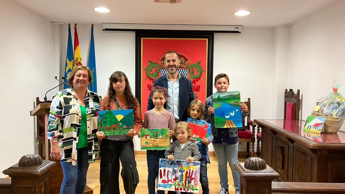 Ana Rosa Nosti y Ángel García, con los niños premiados.
