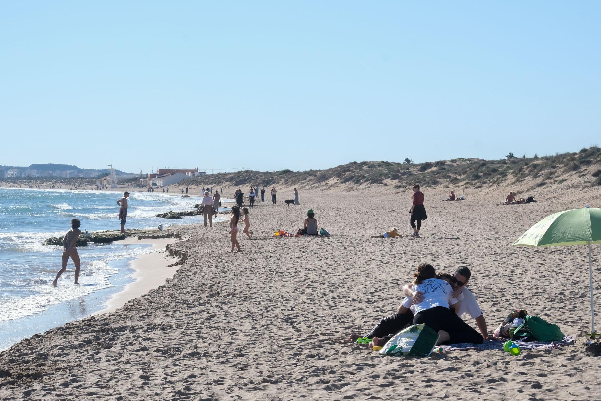 Jornada navideña playera en Elche. Numerosas personas disfrutan de las temperaturas de hasta 25 grados en la playa del Pinet en La Marina