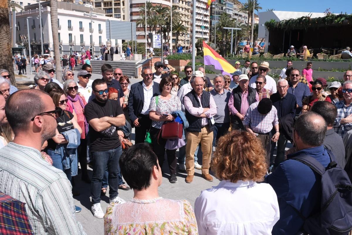 Asistentes al acto organizado por por la Comisión Cívica de Alicante