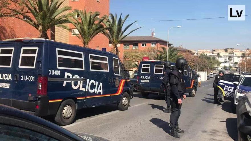 Blindaje policial en el barrio de La Coma tras el asesinato de un hombre