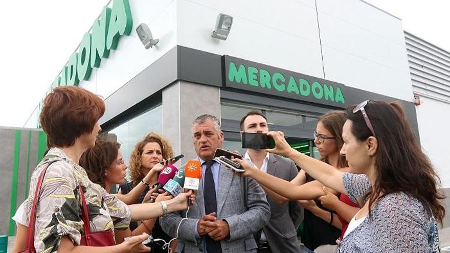 El consejero Javier Carnero antes de iniciar su visita al nuevo Mercadona.