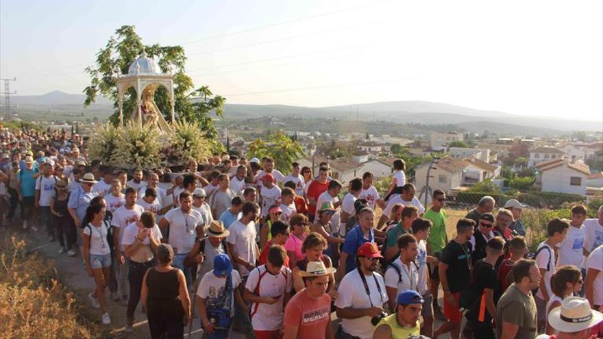 Miles de devotos acompañan a la Virgen de la Sierra en su ‘Bajá’