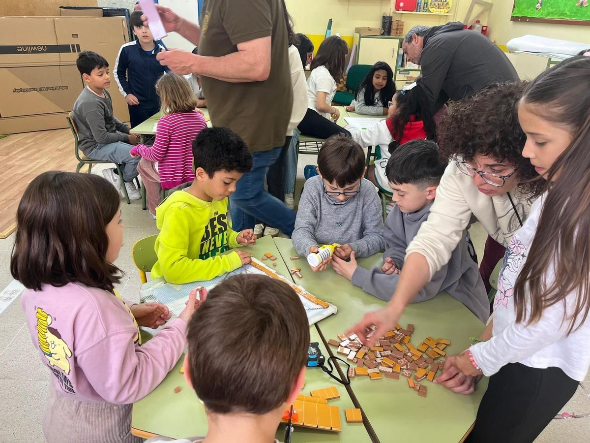 Alumnado del colegio de Villalegre, en una clase de mosaicos con azulejos con Juan Guerra.