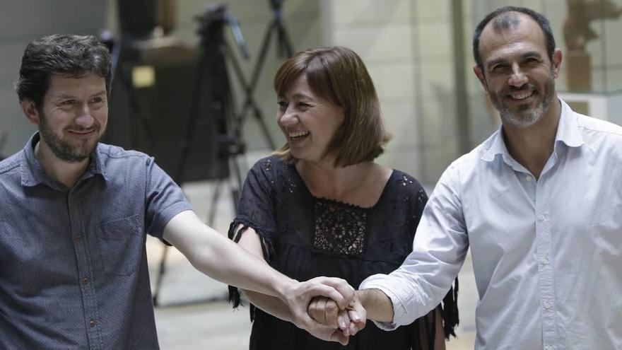 Los líderes del Pacto Armengol (PSOE), Jarabo (Podemos) y Barceló (Més), hace un año.