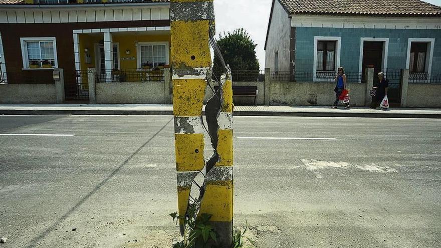 Poste que amenaza con venirse abajo en la carretera de A Cerca, en Vilanova. // Iñaki Abella