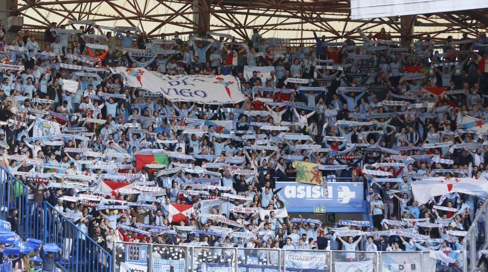 La afición del Celta fue, una vez más, protagonista de la fiesta del fútbol gallego. Más de 900 celtistas viajaron a Riazor, animaron al equipo y cantaron en himno de Galicia a capela junto a la hinch