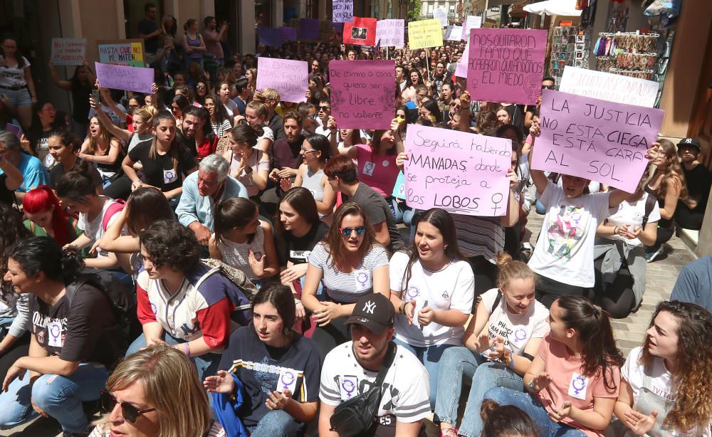 La manifestación, convocada por el Sindicato de Estudiantes y la plataforma feminista Libres y Combativas, ha reunido a cerca de dos mil de personas, medio millar según la Policía Nacional