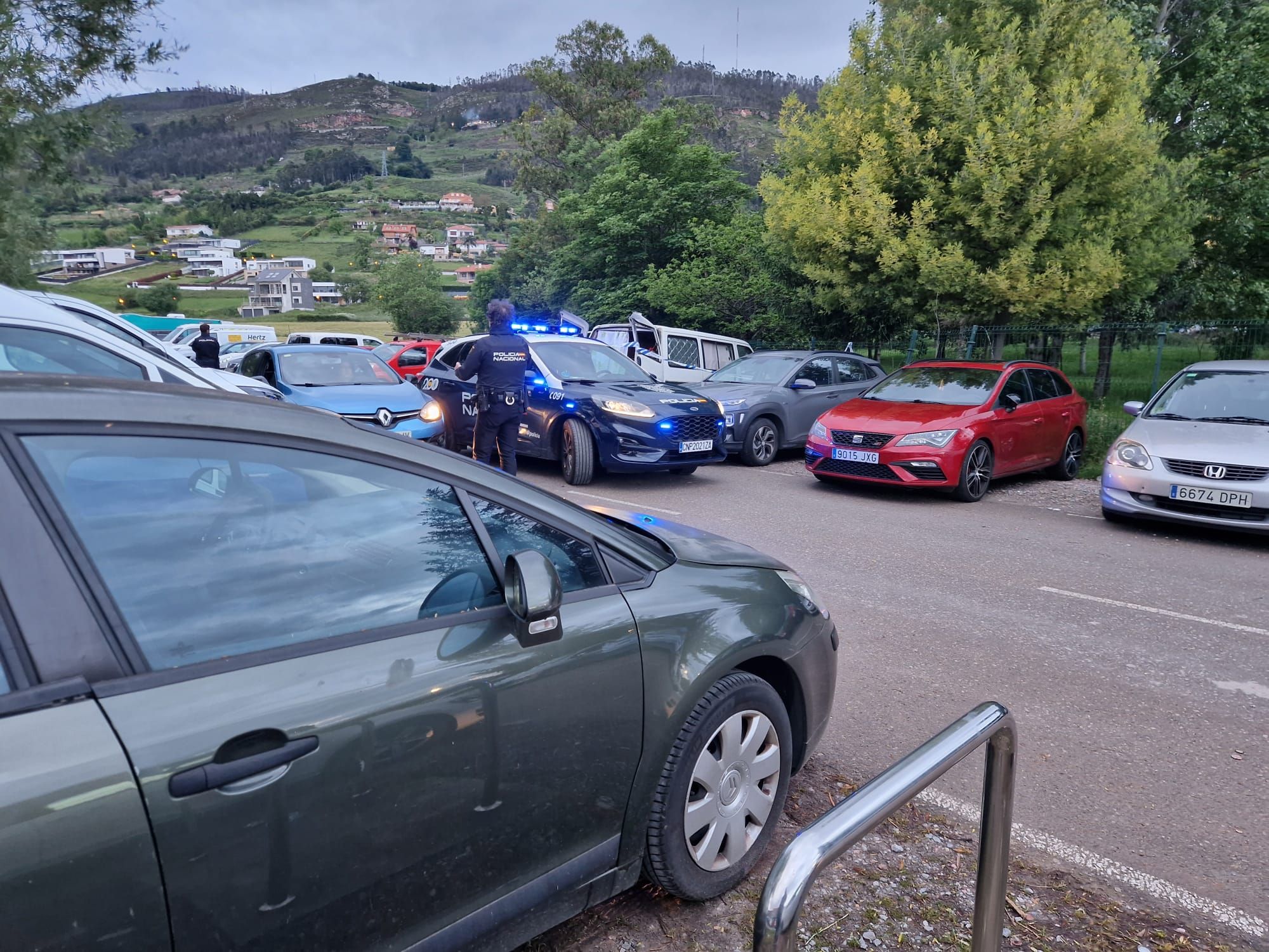 EN IMÁGENES | Aparece un hombre muerto y "momificado" dentro de una furgoneta en un aparcamiento en Oviedo