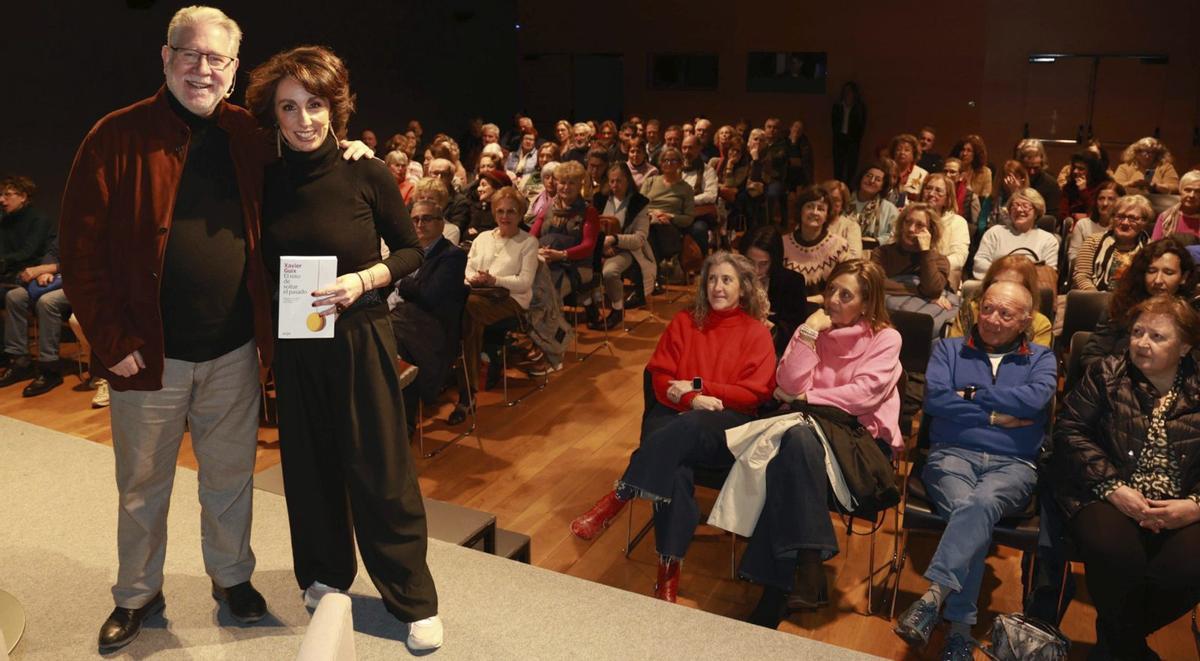 El psicólogo Xavier Guix y la escritora Elba Pedrosa, ayer, en el salón de actos del Museo MARCO. | JOSE LORES