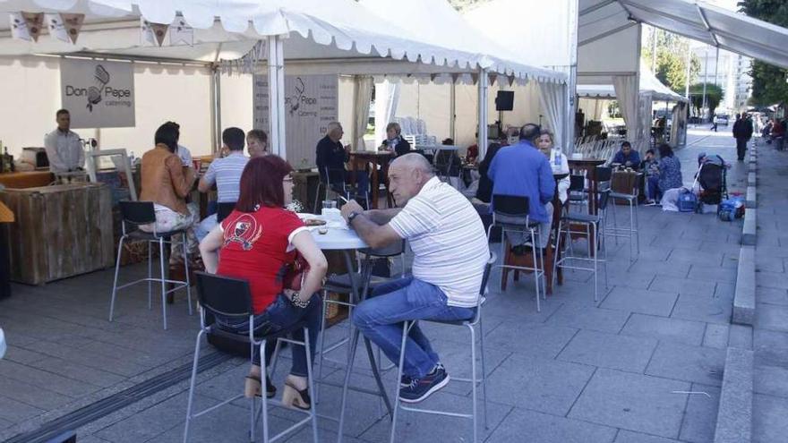 Visitantes a las carpas de la &quot;Vigo Fish Week&quot; situadas en el entorno del Náutico. // Alba Villar