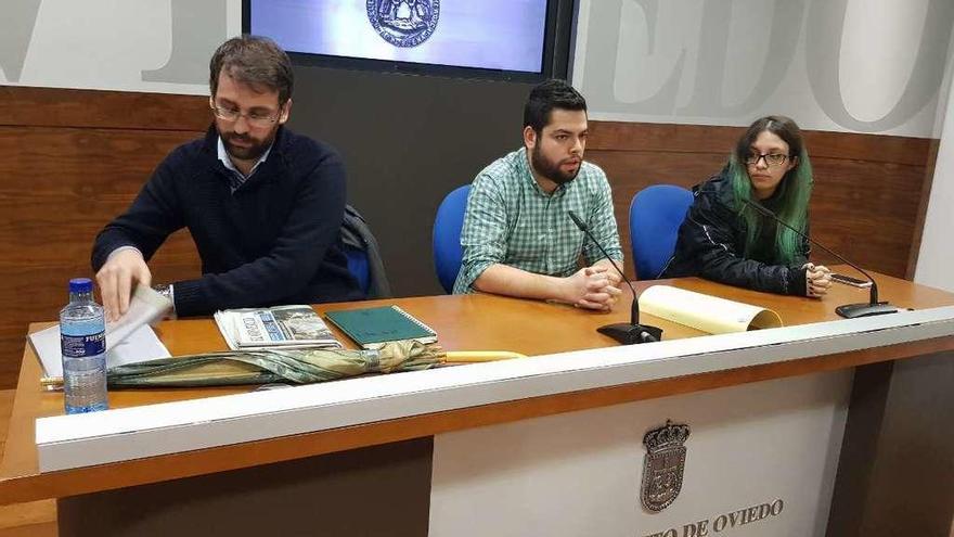 Por la izquierda, Héctor Lasheras, Rubén Rosón y Claudia Da Fonseca, ayer, en la sala de prensa municipal.