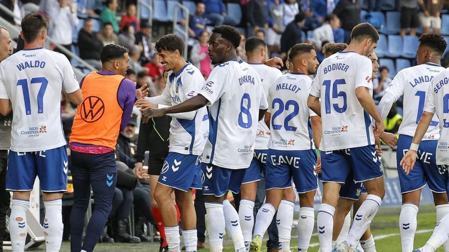Los jugadores del representativo celebran la victoria junto a sus compañeros de banquillo.