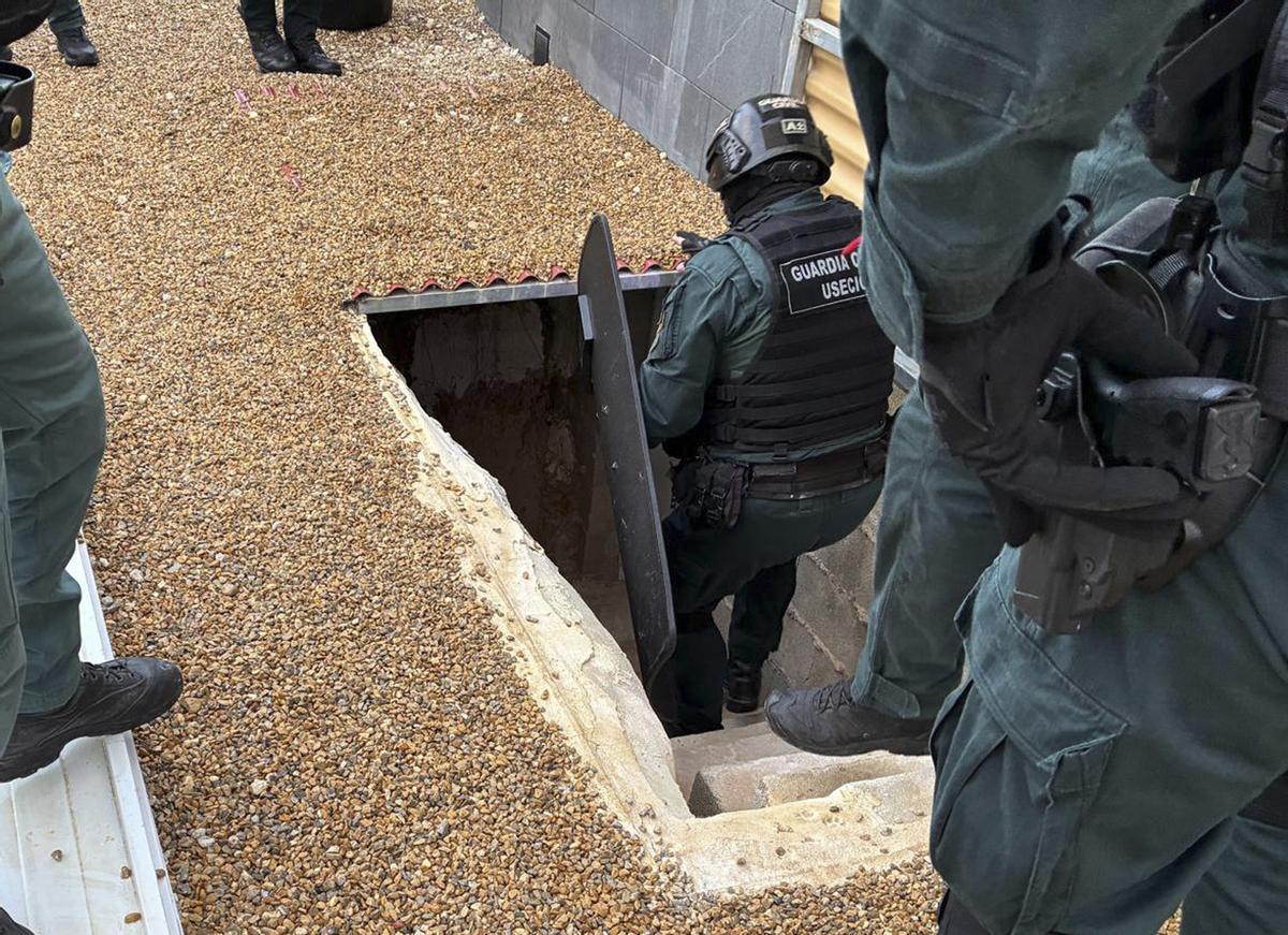 Agentes de la Guardia Civil acceden al zulo donde estaba la marihuana.