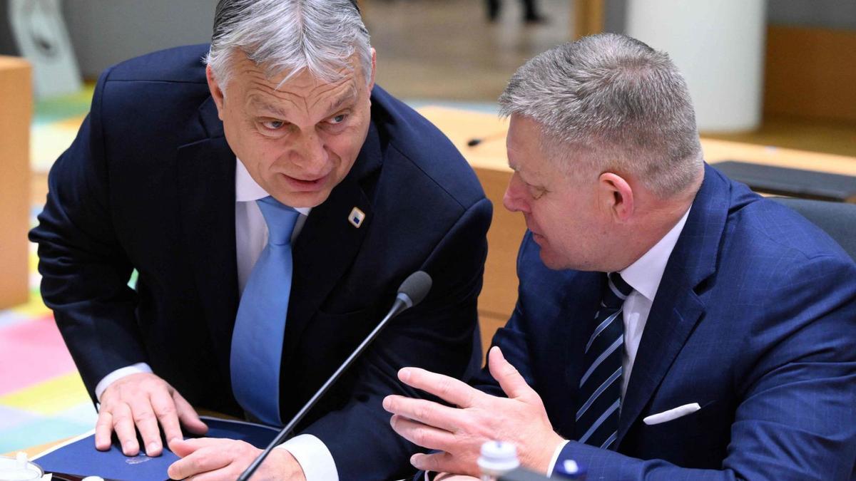 El primer ministre hongarès, Viktor Orbán (esquerra), dialoga amb el seu homòleg eslovac, Robert Fico. | JOHN THYS / AFP