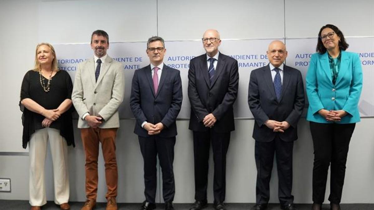 Manuel Villoria, presidente de la Autoridad Independiente de Protección de Informantes de Corrupción, junto al ministro Félix Bolaños