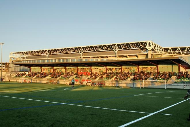 Campo de la UE Cornellà, que acaba de comprar Messi.