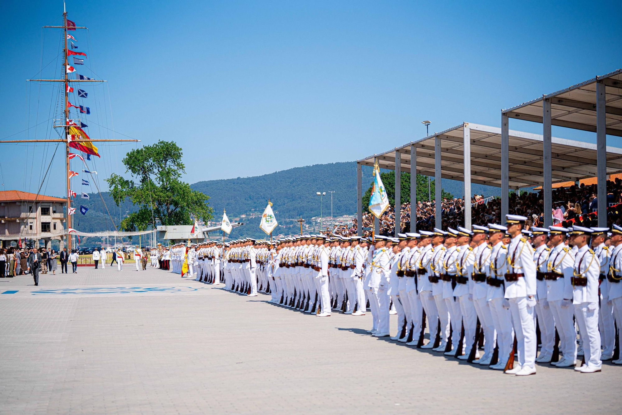 Leonor recibe de manos de Felipe VI la Gran Cruz del Mérito Naval en Marín