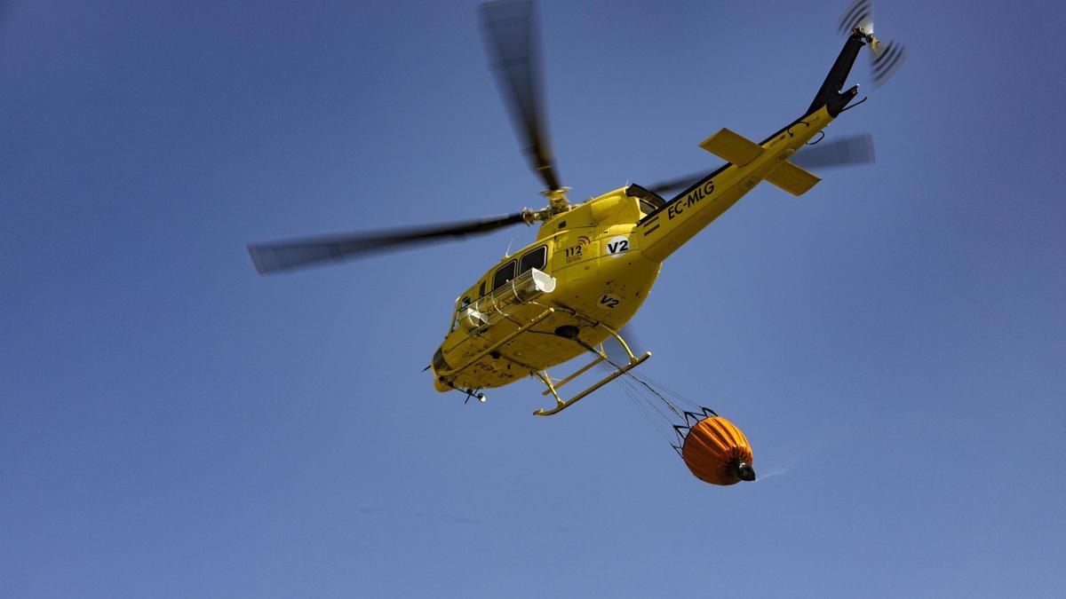 Un helicóptero de extinción trabaja en un incendio forestal.