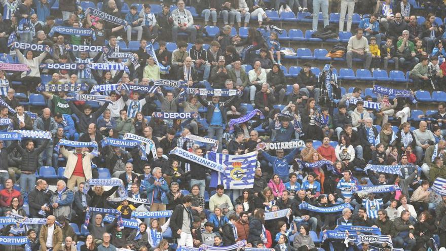 Aficionados deportivistas en las gradas de Riazor durante el partido. |  // CARLOS PARDELLAS