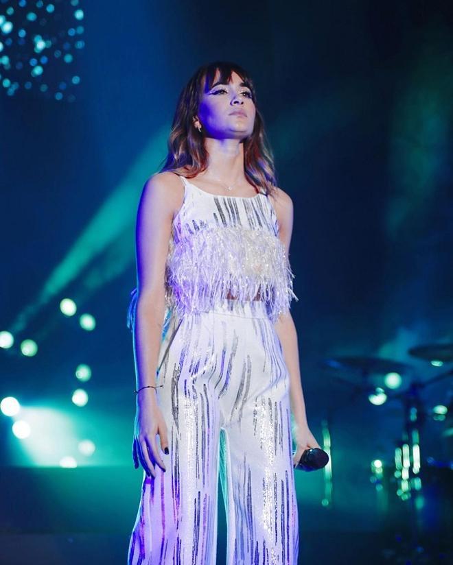 Aitana en un concierto con conjunto del diseñador español Dominnico