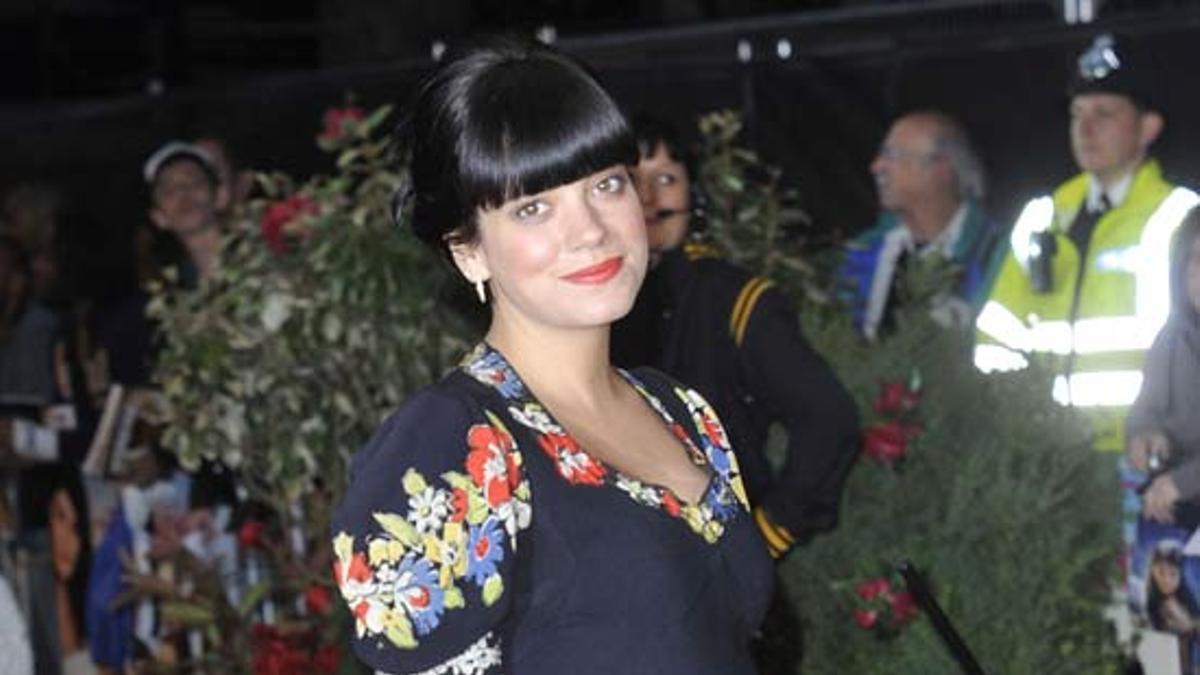 Lily Allen presume de barriguita