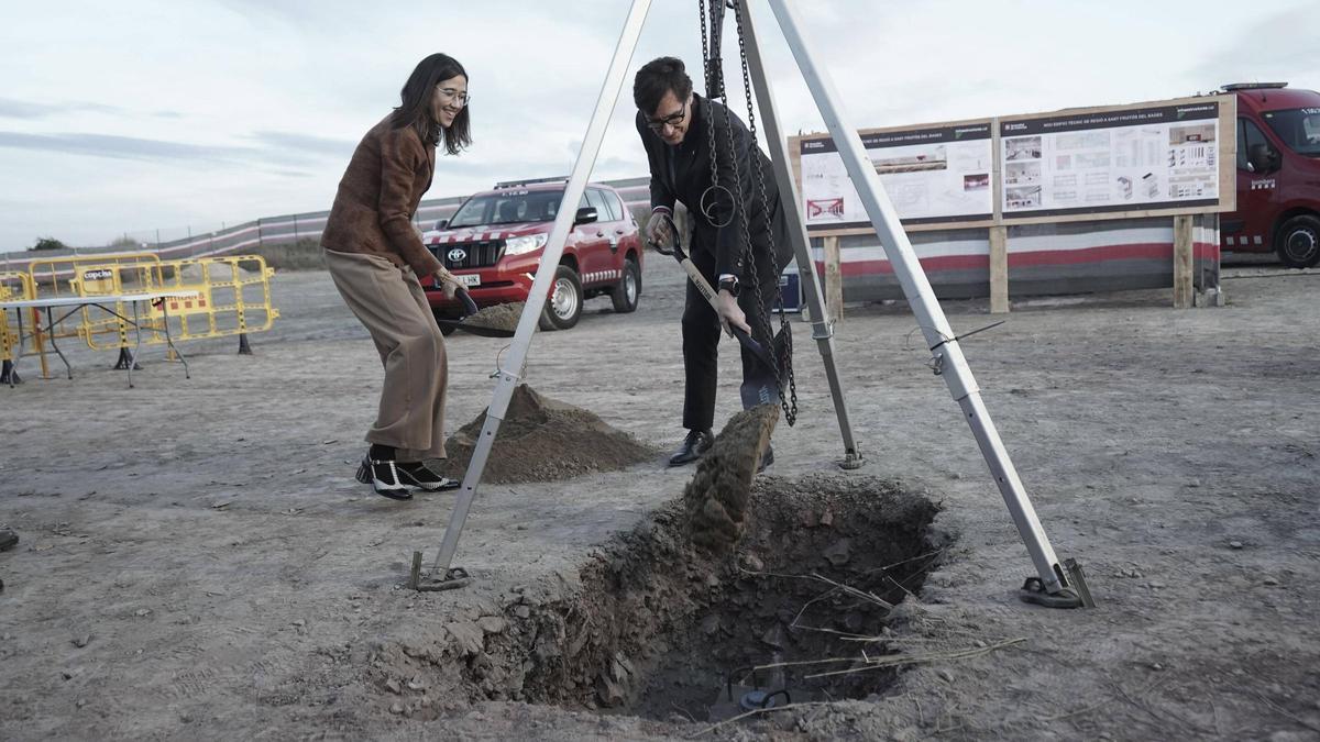 La consellera d'Interior, Núria Parlon, i el president de la Generalitat, Salvador Illa, enterrant la primera pedra de la nova seu