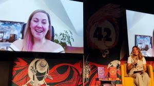 Rebecca Yarros y la periodista Marta Sasot esta tarde en el Festival 42 de literatura fantástica.