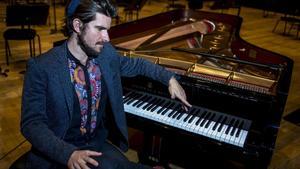 El pianista Marco Mezquida, junto al piano, tras el ensayo en el Auditori.