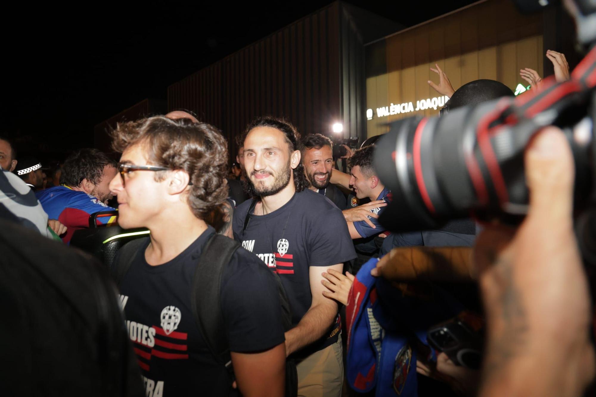 El Levante Ud llega a València tras conseguir el ascenso en Burgos