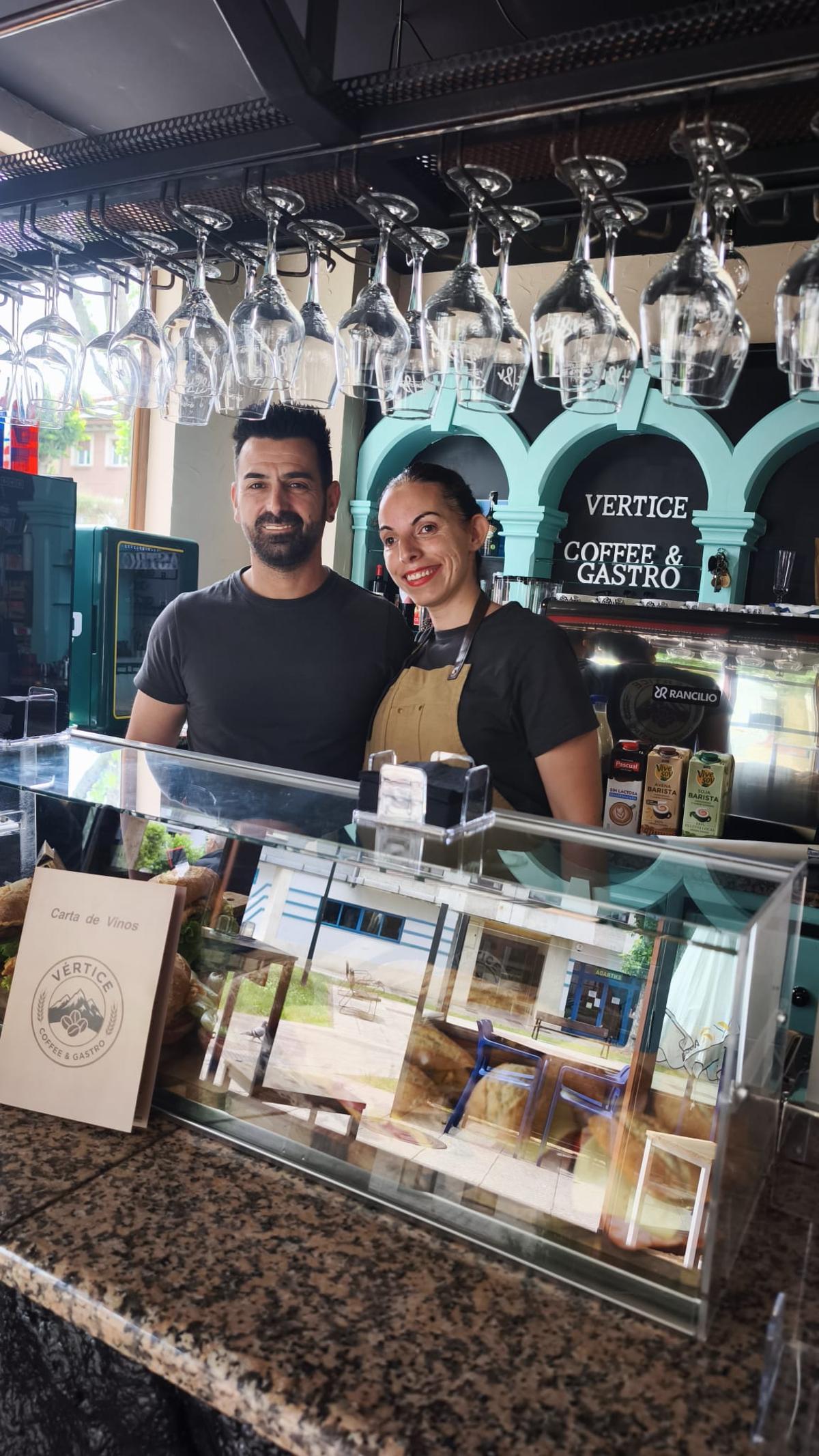 Catalina Frau y Eliseo Ramos, tras la barra del Vértice Coffee Gastro, en la calle Miguel Indurain.