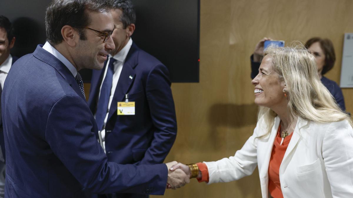 El ministro de Economía Carlos Cuerpo saluda a la consejera de Economía de la Comunidad de Madrid, Rocío Albert.