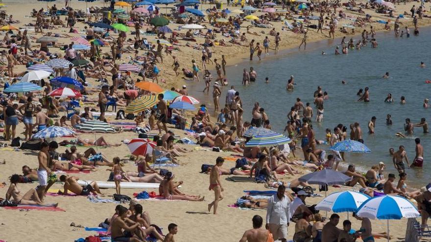 La vigilancia en Gandia reduce la plantada de sombrillas a primera hora para reservar sitio en la playa