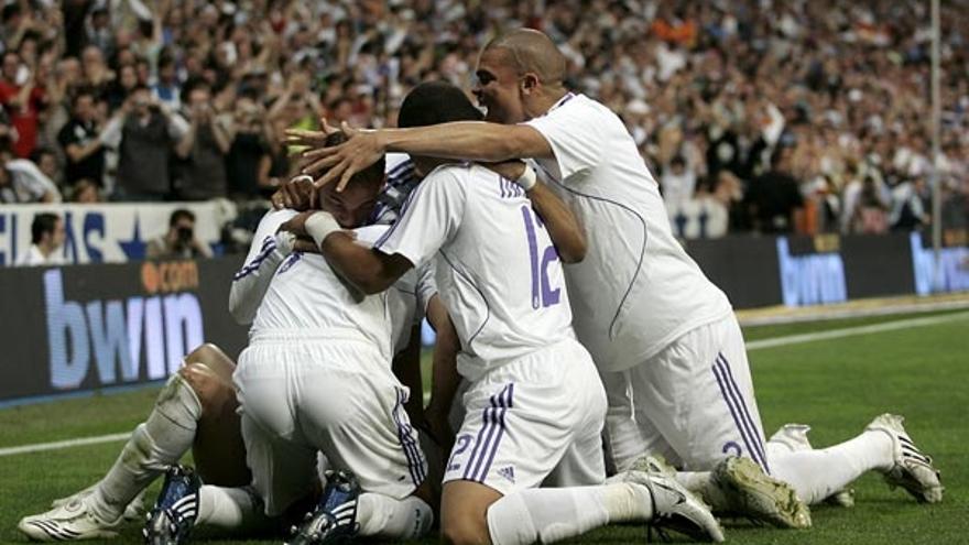 Los jugadores del Real Madrid celebran el primer gol blanco, obra del argentino Javier Saviola.