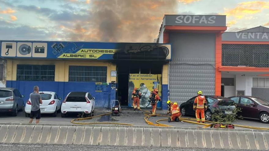 Esglai a Alberic per un incendi en un taller de cotxes