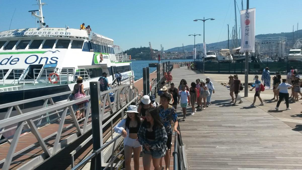 Una multitud de personas aprovechan estas jornadas de calor para visitar las islas Cíes.