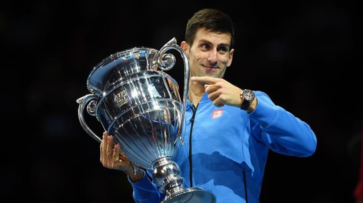 Novak Djokovic, amb el trofeu de número 1 del món rebut a l’O2 de Londres després de derrotar Kei Nishikori en el debut de la Copa de Mestres.