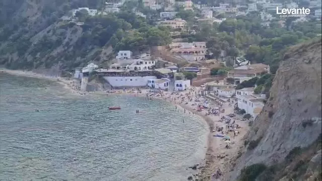 Una cala de Xàbia convertida en una discoteca: retumba la Barraca