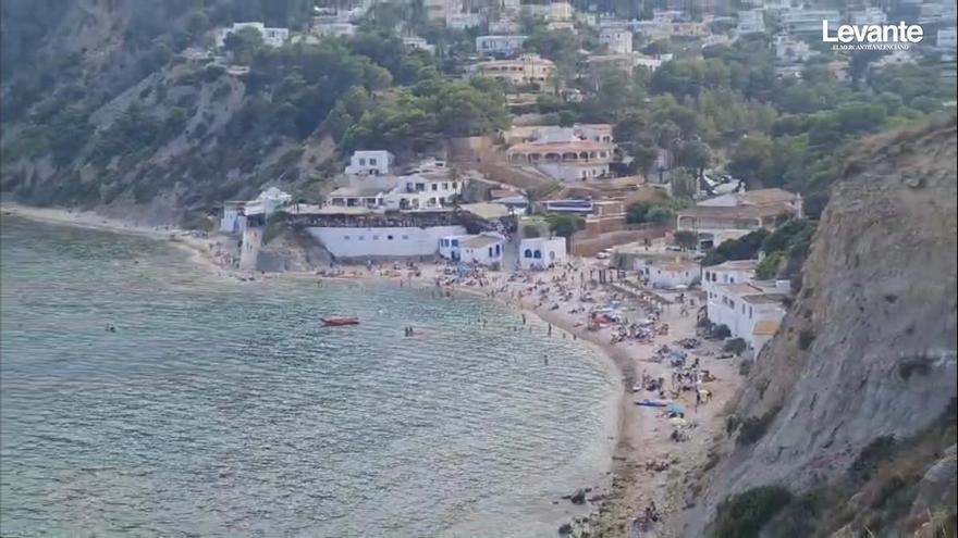 Una cala de Xàbia convertida en una discoteca: retumba la Barraca