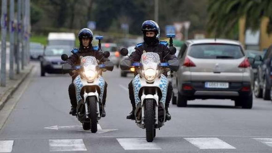 Efectivos de la Policía Local durante una intervención. // G. Santos