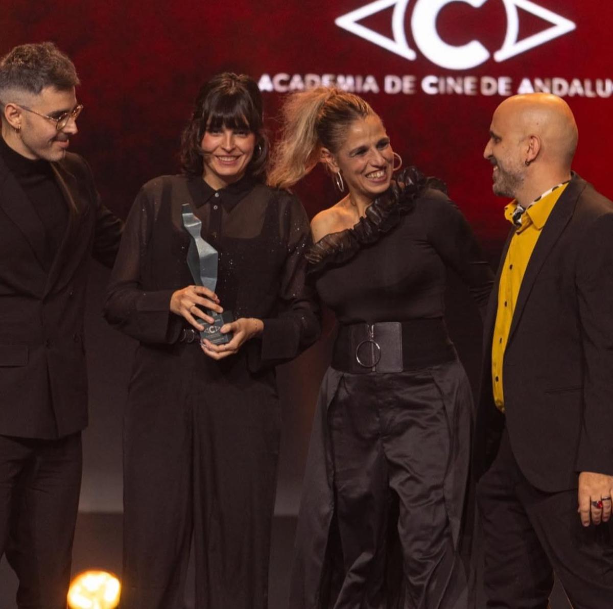 Javier Barbero (izquierda), con Setecilla González, con la estatuilla, junto a Rocío Martín y David González (productores de La Filmahora).