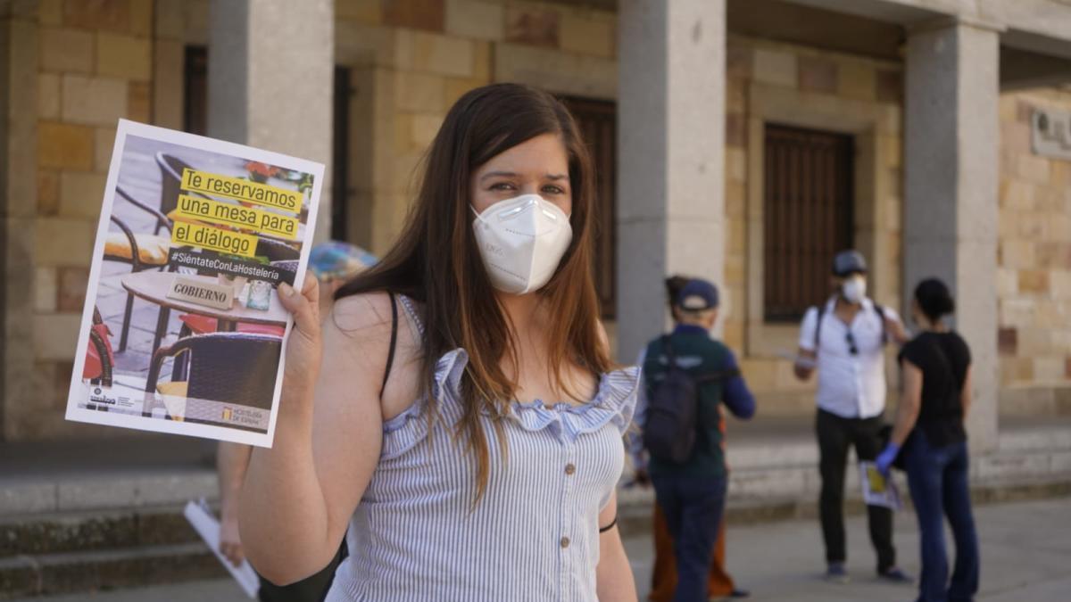 Natalia García, gerente de Azehos, en la concentración de esta mañana.