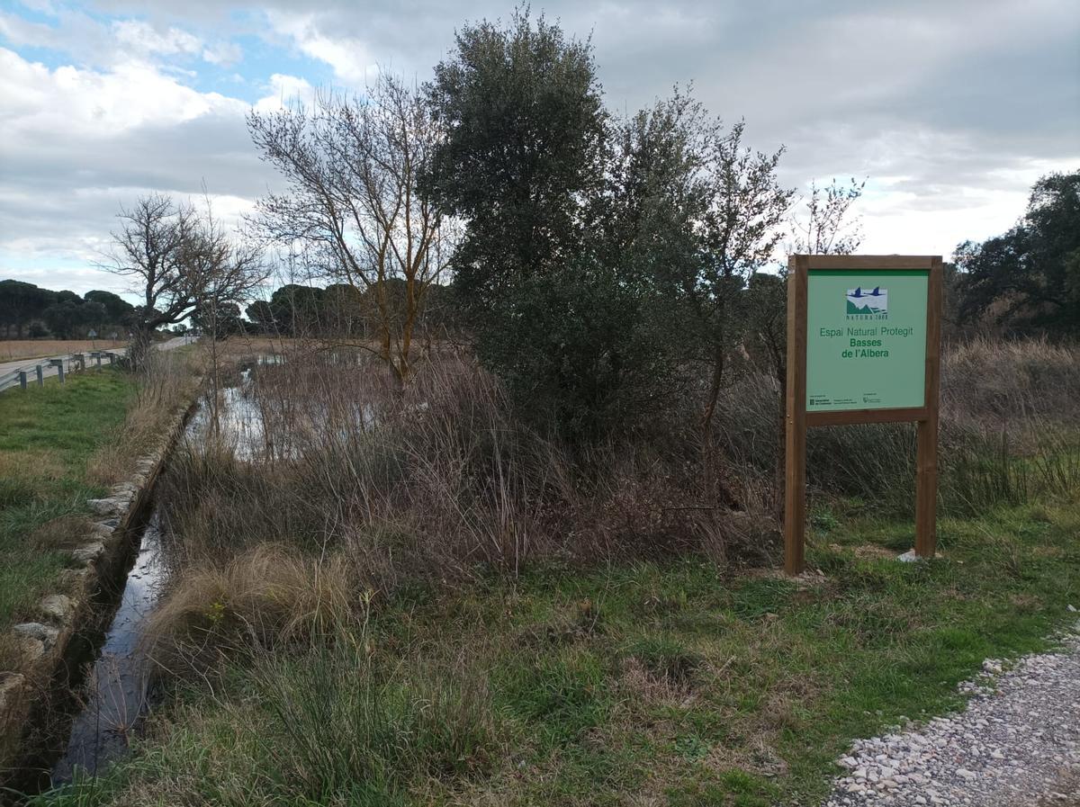 Els rètols informen de l'alt valor ambiental de l'estany de la Cardonera