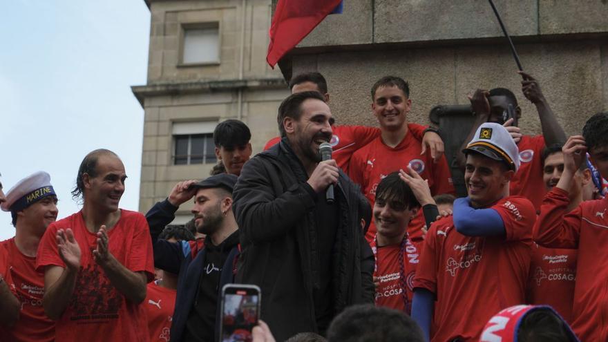 Borja Fernández toma la palabra en la fiesta del ascenso de la UD Ourense, este domingo.