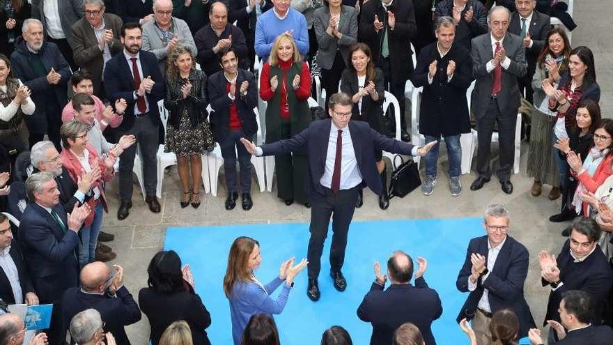 Feijóo saluda a los asistentes al acto del PP celebrado ayer en Santiago. // Xoán Álvarez