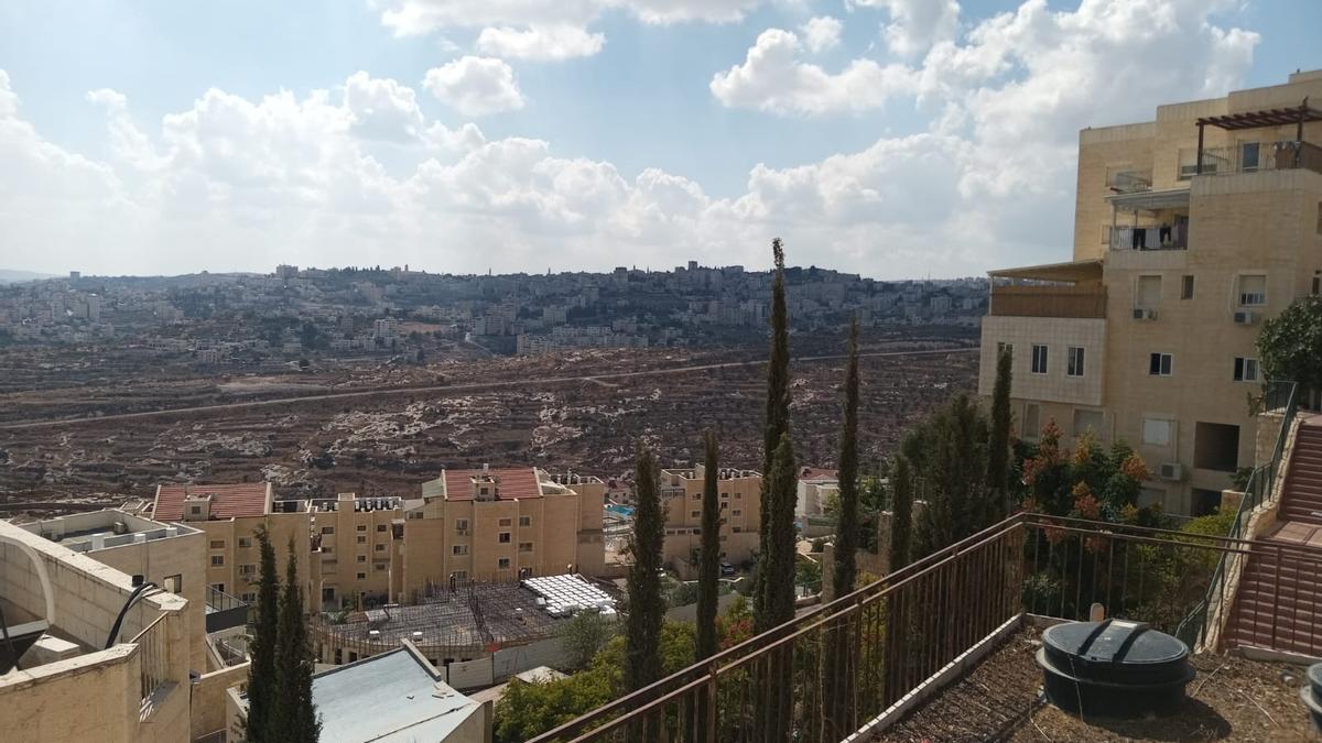 En primer plano el barrio de Har Homa y, al fondo, Belén.