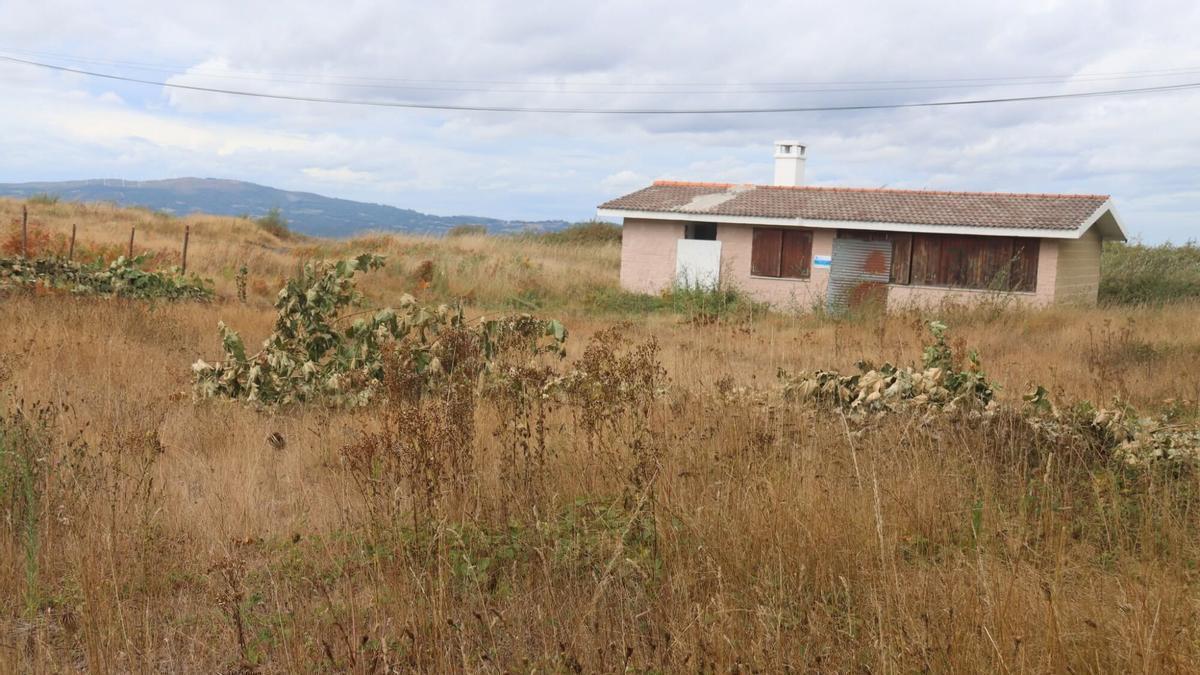 Estado de abandono de las infraestructuras en el Monte de Coteimil, en Agolada.
