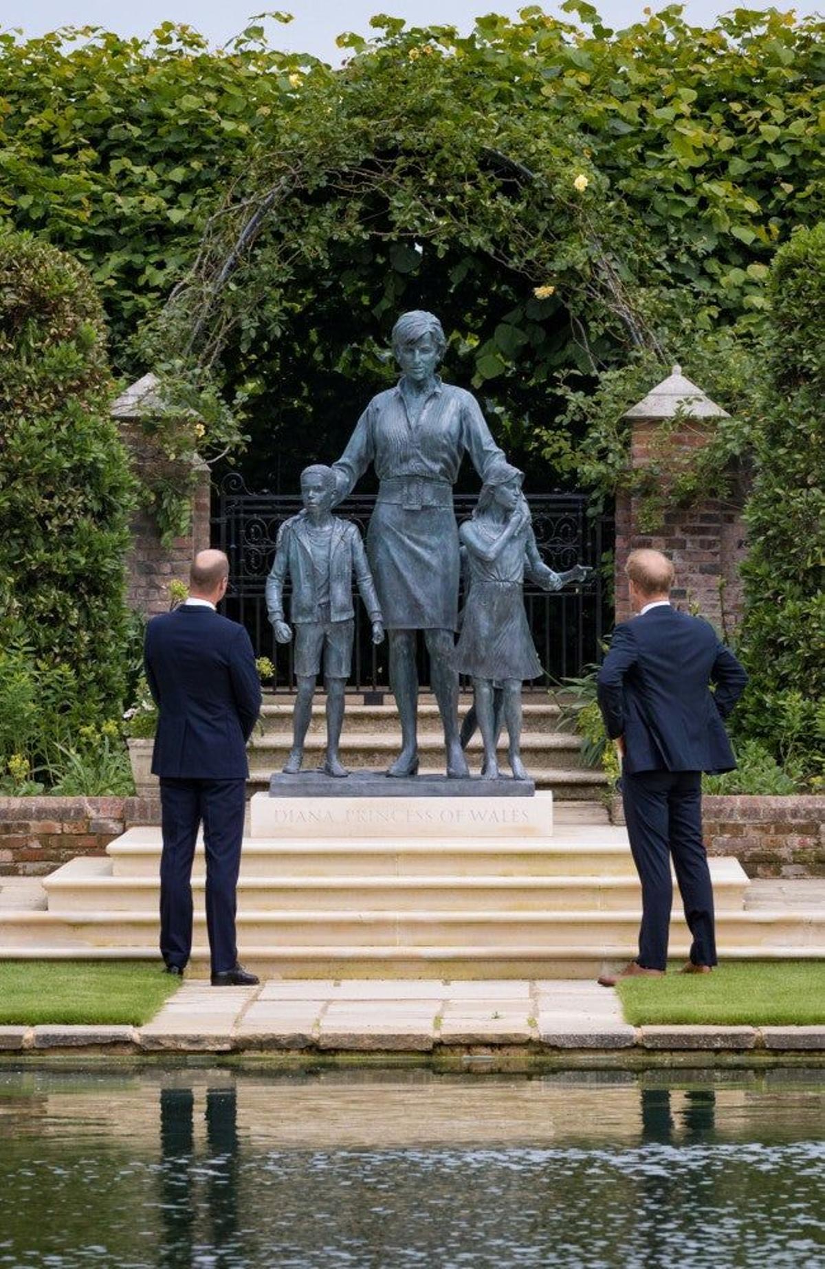 Los príncipes Harry y Guillermo frente a la escultura de su madre