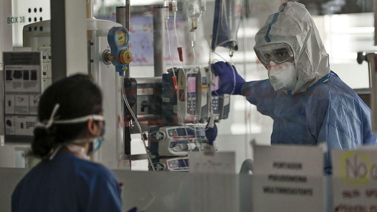 Sanitarios trabajando en la UCI de Son Espases durante la pandemia.