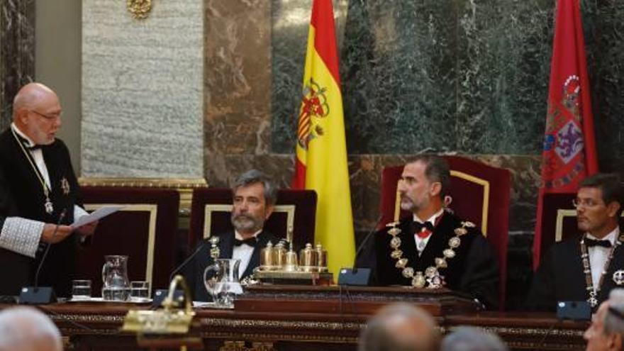 José Manuel Maza (fiscal general), Carlos Lesmes (president TS), el rei Felip VI i el ministre Rafael Català.