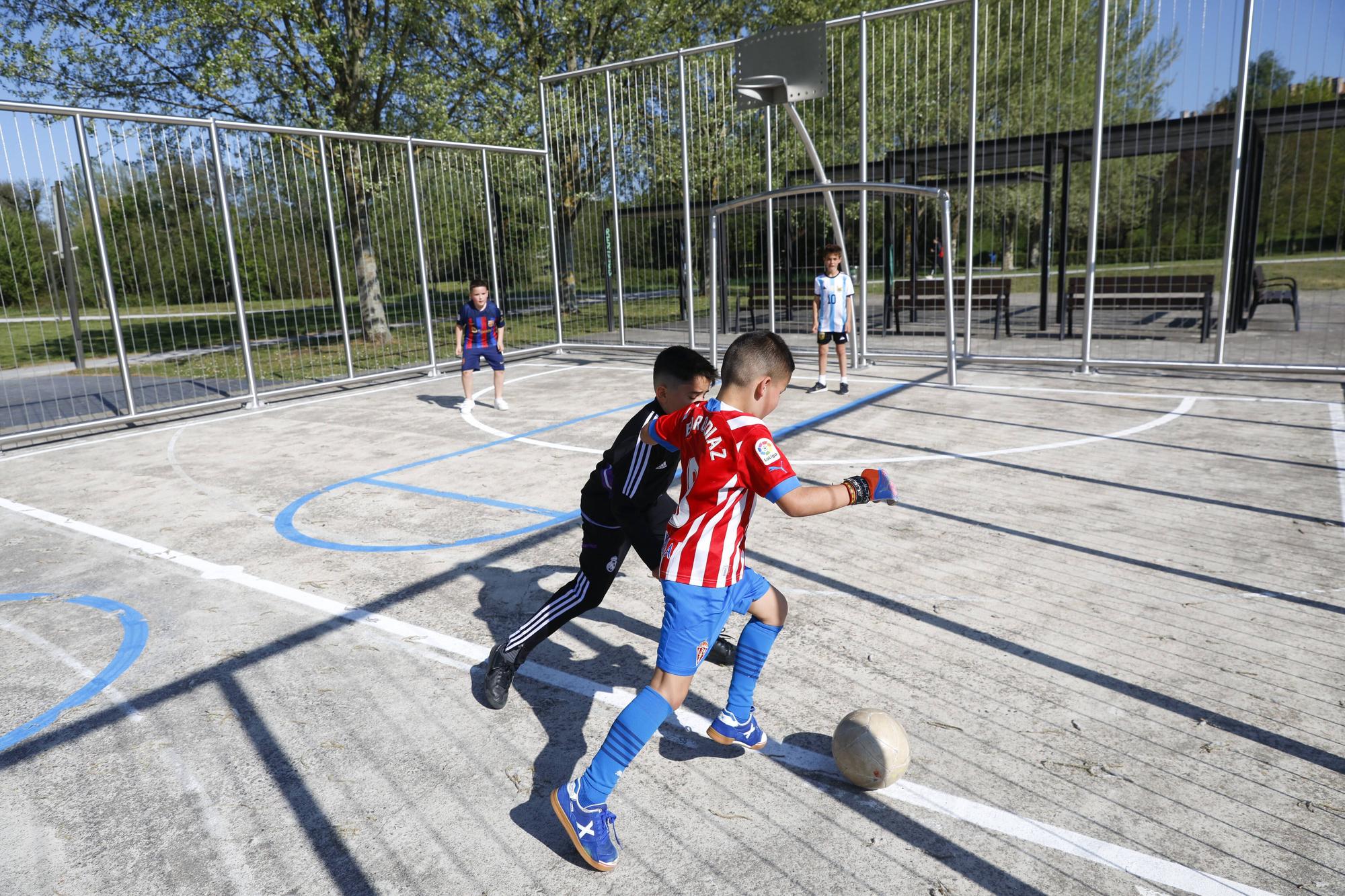 En imágenes: Nuevas diversiones en los parques de Gijón: así disfrutan los pequeños de las novedades en las zonas infantiles